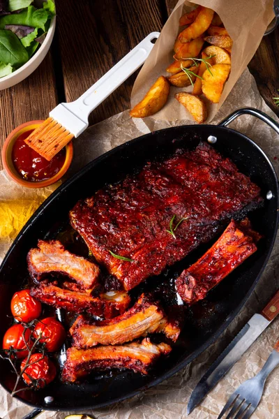 Grilled ribs in spicy marinade with salad and vegetables — Stock Photo, Image