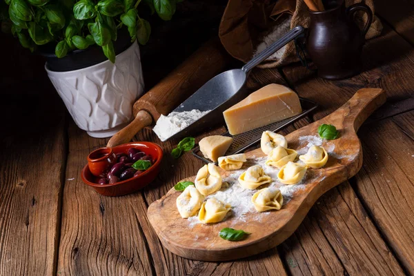 Delicious tortellini di formaggio με γέμιση τυριού και πιπεριού — Φωτογραφία Αρχείου