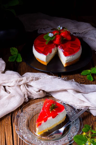 Tarte au fromage à la crème aux fraises avec base de biscuit — Photo