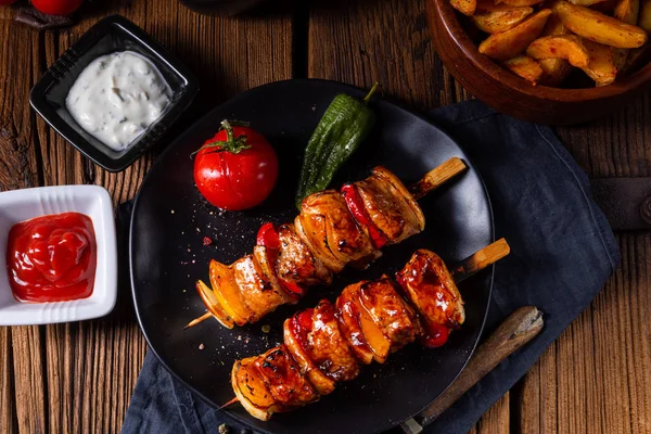 Espetos de kebab marinados com carne e legumes — Fotografia de Stock