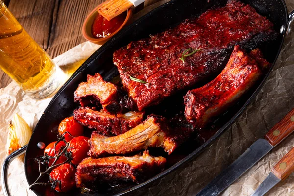 Grilled ribs in spicy marinade with salad and vegetables — Stock Photo, Image