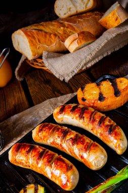 Çeşitli ızgara sebzelerle ızgara sosis