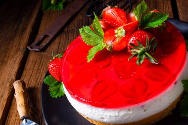 Çilekli kremalı turta.