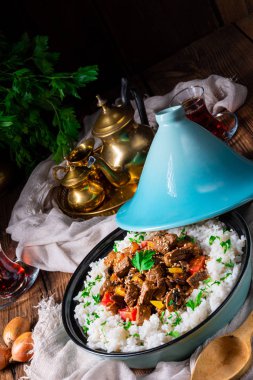 Kırmızı biber ve susamlı Tajin sığır eti güveci.