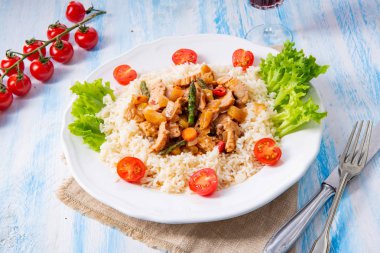 Pirinç, kuşkonmaz ve kırmızı biberli hindi yahnisi.