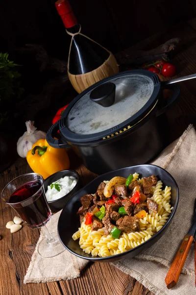 Fussili fideos con klaschise gulash picante y pimentón —  Fotos de Stock