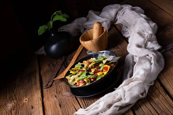 Nudelsalat mit grünem Spargel, Oliven und Parmaschinken — Stockfoto