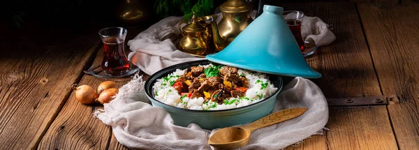 Tajin-Rindfleisch-Eintopf mit Reispaprika und Sesam — Stockfoto