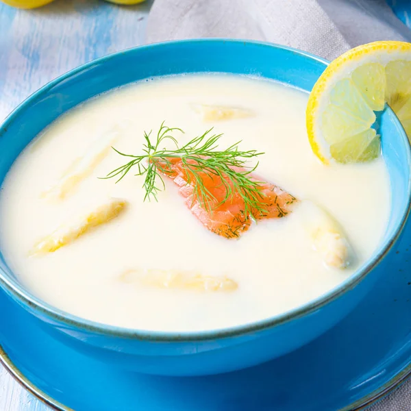 Crème van aspergesoep met zalmbroodjes en dille — Stockfoto