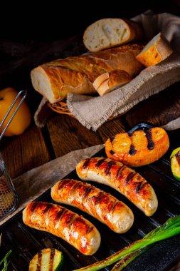 Çeşitli ızgara sebzelerle ızgara sosis