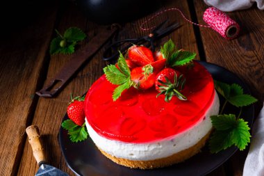 Çilekli kremalı turta.