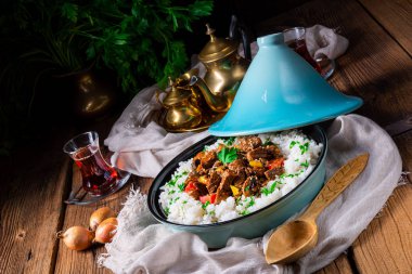 Kırmızı biber ve susamlı Tajin sığır eti güveci.