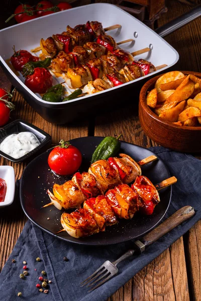 etli ve sebzeli marine edilmiş kebap şişleri.