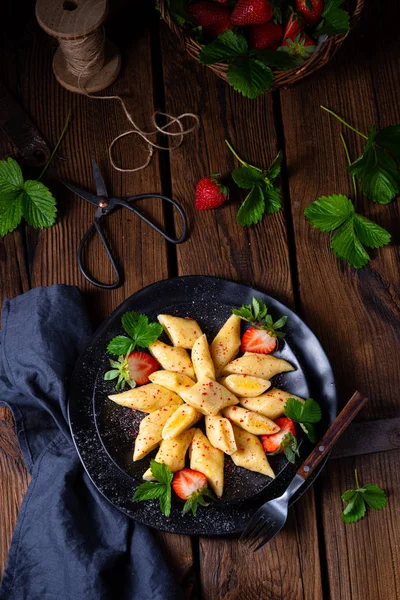 Kopytka - polský bramborový knedlík s jahodami — Stock fotografie