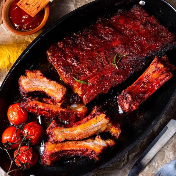 Grilled ribs in spicy marinade with salad and vegetables — Stock Photo, Image