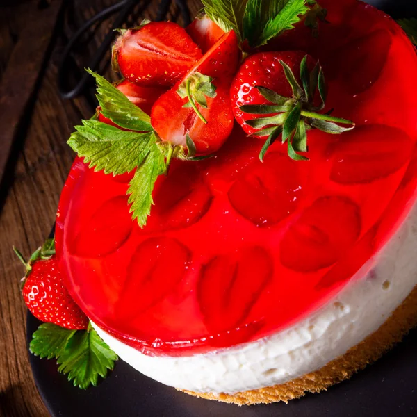 Delicious cream quark pie with strawberries — Stock Photo, Image