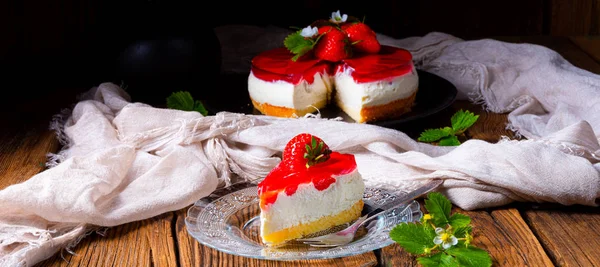 Bisküvi bazlı lezzetli çilekli krem peynirli turta.