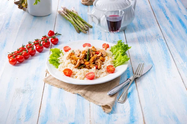 Pirinç, kuşkonmaz ve kırmızı biberli hindi yahnisi.