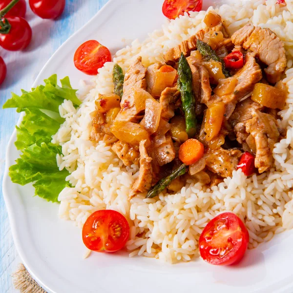 Pirinç, kuşkonmaz ve kırmızı biberli hindi yahnisi.