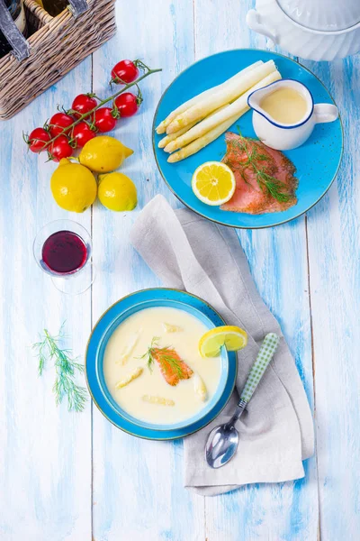 Crème de soupe aux asperges au saumon et à l'aneth — Photo