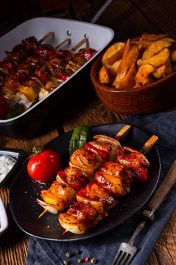 etli ve sebzeli marine edilmiş kebap şişleri.