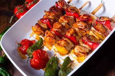 etli ve sebzeli marine edilmiş kebap şişleri.