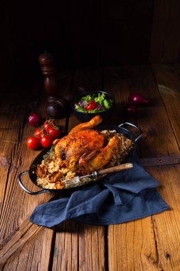 Arpa ve mantarlı ızgara baharatlı tavuk.