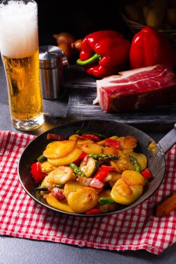 Kızarmış patates, füme pastırma, yeşil kuşkonmaz ve kırmızı biber..