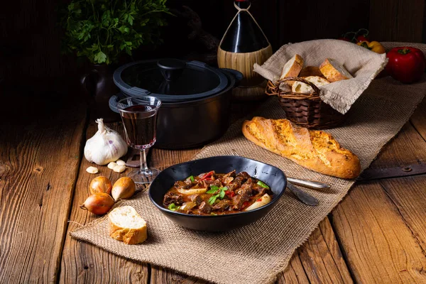 Klassisches Rindergulasch mit Paprika und Zwiebeln — Stockfoto