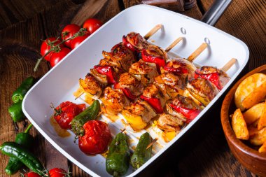 etli ve sebzeli marine edilmiş kebap şişleri.