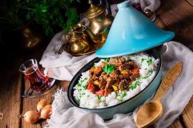 Kırmızı biber ve susamlı Tajin sığır eti güveci.