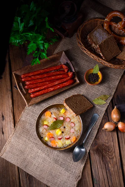 Sopa rústica de chucrut con tocino y salchicha — Foto de Stock