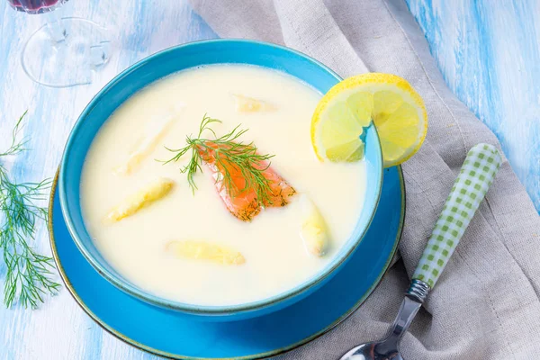 Crème de soupe aux asperges au saumon et à l'aneth — Photo