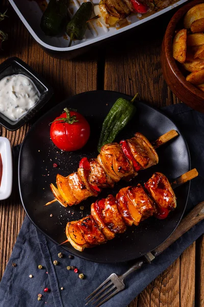 Pinchos de kebab marinado con carne y verduras —  Fotos de Stock