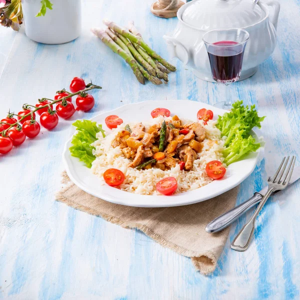 Fricassée de dinde sur riz aux asperges et paprika — Photo