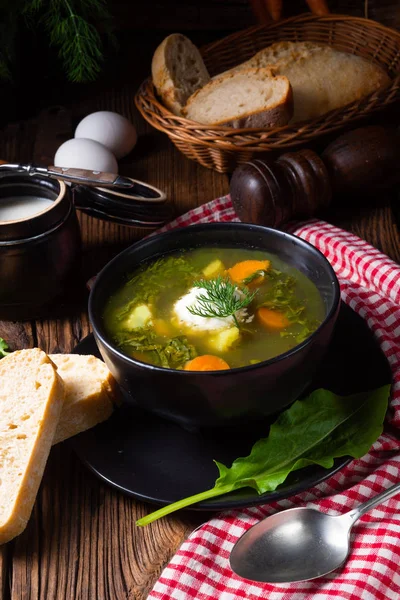 Rustikal Sorrel soppa med potatis och grädde — Stockfoto