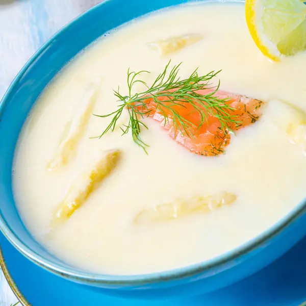 Crema de sopa de espárragos con rollos de salmón y eneldo —  Fotos de Stock