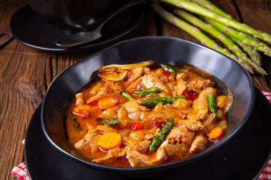 Kuşkonmaz ve kırmızı biberli renkli hindi yahnisi.