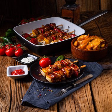 etli ve sebzeli marine edilmiş kebap şişleri.