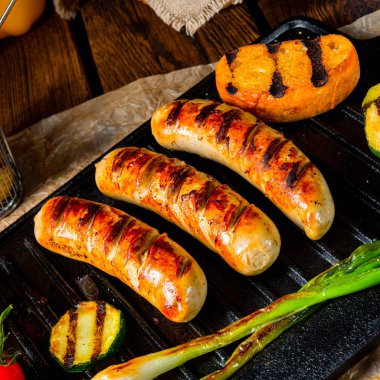 Çeşitli ızgara sebzelerle ızgara sosis