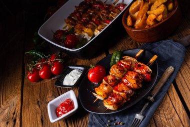 etli ve sebzeli marine edilmiş kebap şişleri.