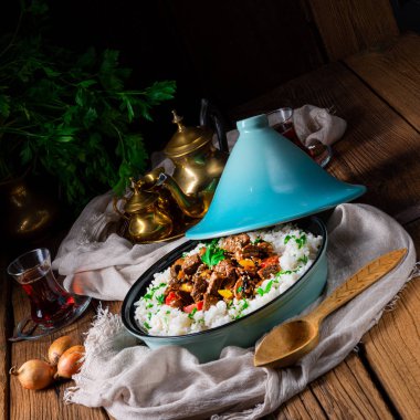 Kırmızı biber ve susamlı Tajin sığır eti güveci.