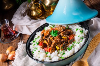 Kırmızı biber ve susamlı Tajin sığır eti güveci.