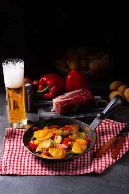 Kızarmış patates, füme pastırma, yeşil kuşkonmaz ve kırmızı biber..