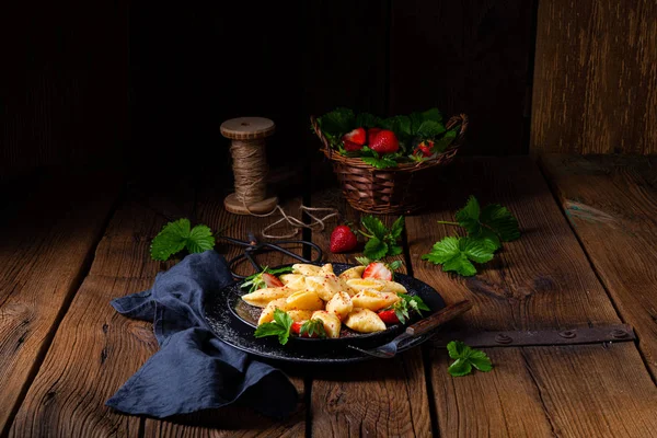 Kopytka - polish potato dumpling with strawberries — Stock Photo, Image
