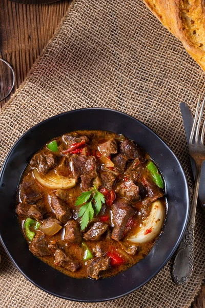 Gulash clásico de ternera con pimientos y cebollas — Foto de Stock