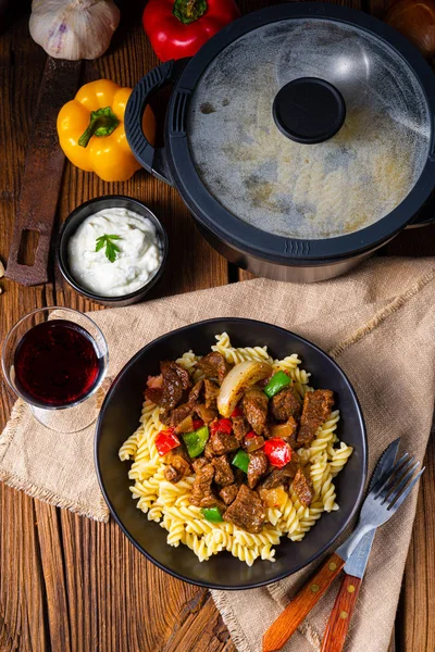 Fussili fideos con klaschise gulash picante y pimentón —  Fotos de Stock