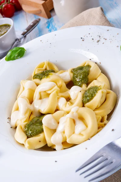 Tortellini di formaggio con pesto al basilico e salsa di formaggio — Foto Stock