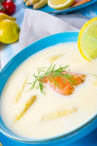 Krém z chřestové polévky s lososovými závitky a koprem — Stock fotografie