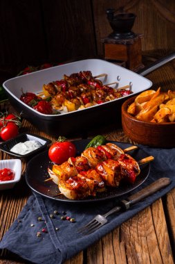 etli ve sebzeli marine edilmiş kebap şişleri.